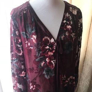 Beautiful White House Black Market Top